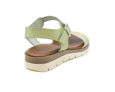 Si estas buscando un zapato comodo para el verano, el modelo Dazio con suela plana de gel en tono pistacho es tu mejor elección